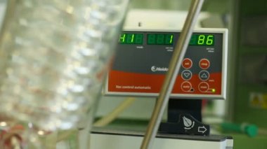 Olomouc, Çek Cumhuriyeti, 17 Kasım 2016: Rotary Evaporatör yıkama profesyonel vakum denetleyicisi organik kimya laboratuvar araştırma, odak, yeniden