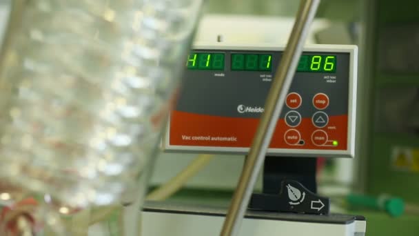 OLOMOUC, REPÚBLICA CHECA, NOVEMBRO 17, 2016: Lava-evaporador rotativo profissional em pesquisa de laboratório de química orgânica, re foco, controlador de vácuo — Vídeo de Stock