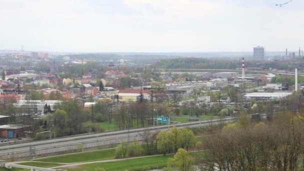 Ostrava, Tschechische Republik, 18. Januar 2018: Fabrikschornsteine. das Heizwerk der Stadt Ostrava privoz und die Produktion einer kohlebefeuerten schwarzen Kokerei svoboda, eines Heiz- und Kraftwerks — Stockvideo