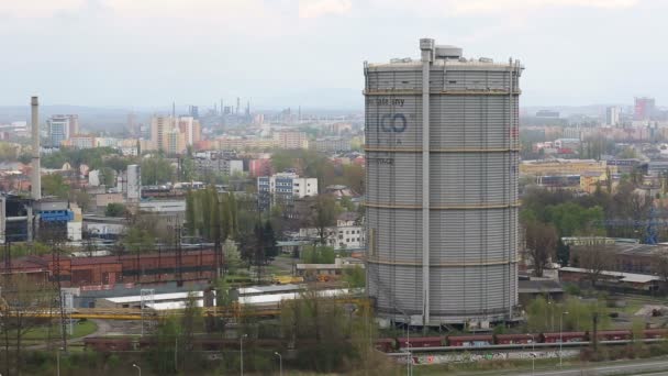 Οστράβα, Τσεχία, το 18 Ιανουαρίου 2018: στοίβες εργοστάσιο καπνού. Οι εγκαταστάσεις θέρμανσης από την πόλη της Οστράβα Privoz και την παραγωγή του άνθρακα ένα καύση μαύρο κοκ φυτό Svoboda, μια θέρμανση και σταθμού — Αρχείο Βίντεο