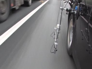 Brno, Çek Cumhuriyeti, 18 Ocak 2015: bilimsel teknoloji yol, çok modern ve araştırma lastik asfalt ve Ekspres yüzeyleri üzerinde sürüş yol gürültü ses ölçümü için