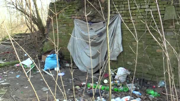 Olomouc, Tsjechië, 18 januari 2018: de dakloze getto woning in het voormalige militaire fort in de stad van Olomouc, onderdak en gebouw, Prullenbak, vuilnis en een vuile vuilnis, arme depressie — Stockvideo
