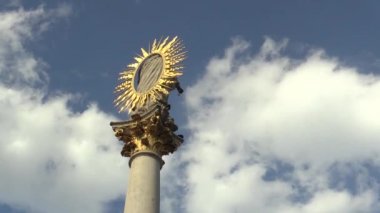 Svoboda Meydanı Brno Marian sütun sütun arasında 1679 ve 1683 yılında şehir acı veba salgını anısına inşa edilmiştir ve boğulmuş. Bir altın kızdırma ve bulutlar timelapse