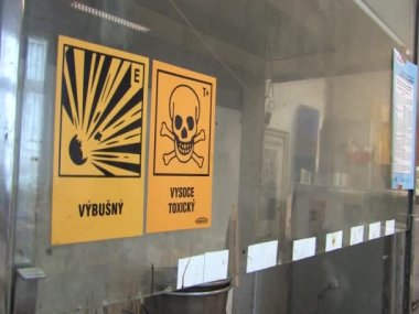 Brno, Çek Cumhuriyeti, 18 Ocak 2015: Asfalt araştırma laboratuvarı Asfalt asfalt ve yol ve otoyol deplasman, Not simgeler Laboratuvar alanında çok önemli bir bilim toksik olmasıdır