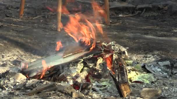 El humo del fuego de las personas sin hogar, placas de combustión y paneles, madera, muebles barnizados y botellas de plástico. República Checa, Europa — Vídeos de Stock