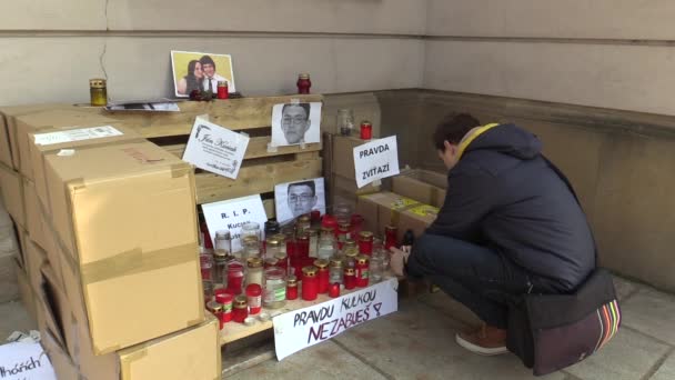 Olomouc, Tsjechië, 1 maart 2018: een memorial place met brandende kaarsen en foto's van de vermoorde journaliste van de Slowaakse Jan Kuciak, man ontbrandt kaarsen met authentieke situatie — Stockvideo