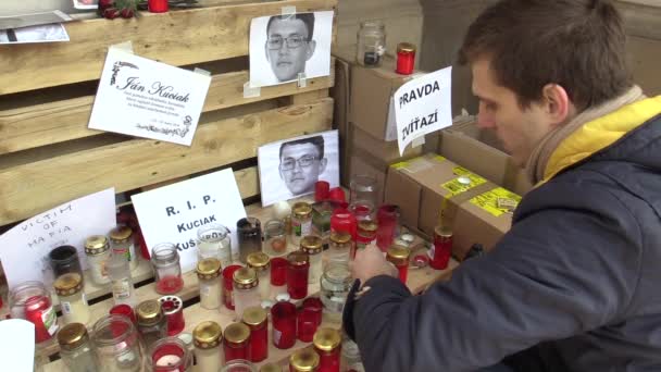 Olomouc, Tjeckien, 1 mars 2018: en minnesmärke förlägger med brinnande ljus och fotografier av mördade slovakiska journalisten Jan Kuciak, man antänder stearinljus med autentiska situationen — Stockvideo