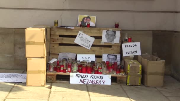 OLOMOUC, REPÚBLICA CHECA, 1 DE MARZO DE 2018: Un lugar conmemorativo con velas encendidas y fotografías del periodista eslovaco asesinado Jan Kuciak, el asesinato está asociado con la mafia italiana — Vídeos de Stock