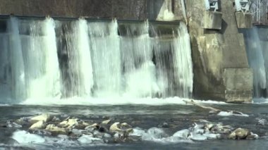 Weir üzerinde Morava Nehri, Hidroelektrik Santrali, kışın donmuş su ile buz ve buz sarkıtları kar, Europe