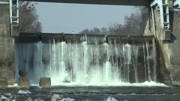 Weir op de rivier Morava, Hydro-elektrische Power Station, in de winter bevroren water met ijs en ijspegels sneeuw, hemelsblauw, Europa — Stockvideo