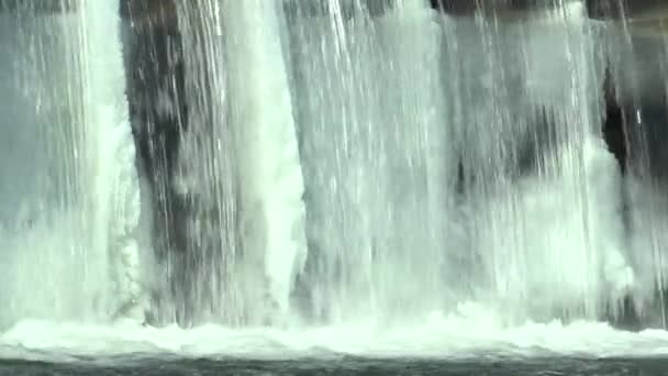 Déversoir Sur la rivière Morava, Centrale hydroélectrique, en hiver eau gelée avec glace et neige verglaçante, Europe 