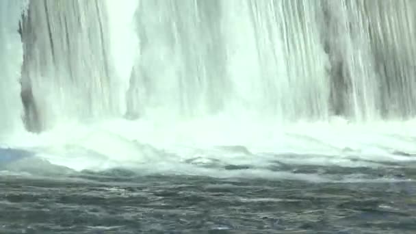 モラヴァ川に堰、冬の凍結する氷やつらら雪、ヨーロッパで水での水力発電所 — ストック動画