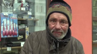Olomouc, Çek Cumhuriyeti, 5 Mart 2018: bir otantik yüz zavallı evsiz hüzünlü gözleri. Sokak kış, şirket yabancılaşma ve yoksulluk uygarlık sorunu çok gerçek hayatta. Çek Cumhuriyeti