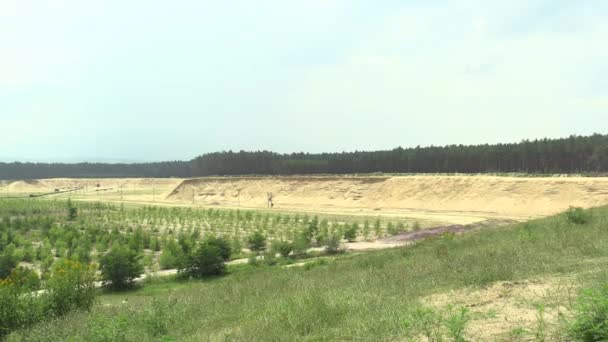 Exploitation minière à ciel ouvert extraction de sable jaune de construction, matériaux de construction industriels de haute qualité, dévastation de la nature et du paysage, changement global, dégradation de la nature par l'activité humaine — Video