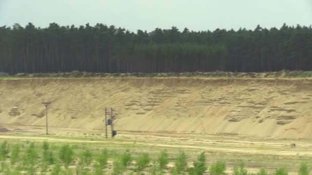 Estrazione mineraria superficiale di sabbia gialla da costruzione, materiale da costruzione industriale di alta qualità, devastazione della natura e del paesaggio, cambiamento globale, degrado della natura da parte dell'attività umana — Video Stock