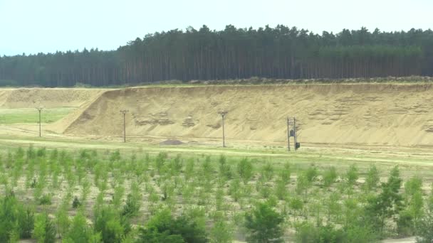 Estrazione mineraria superficiale di sabbia gialla da costruzione, materiale da costruzione industriale di alta qualità, devastazione della natura e del paesaggio, cambiamento globale, degrado della natura da parte dell'attività umana — Video Stock