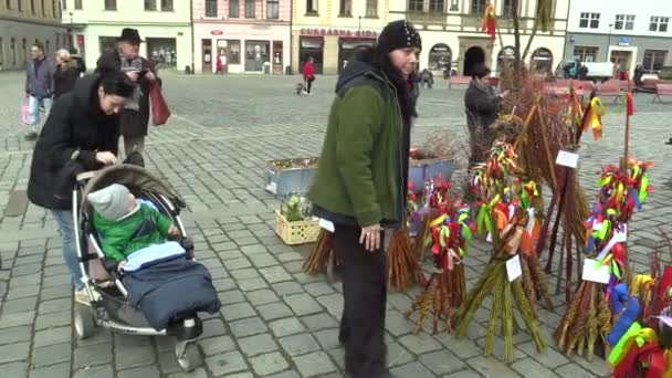 OLOMOUC, CZECH REPUBLIC, MARCH 30, 2018: Sales of traditional Easter whip folk celebrations holidays on the square market in Olomouc, holidays of spring and calm, Paschal holiday, people — Stock Video