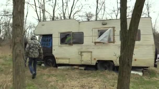 BRNO, REPÚBLICA CHECA, MARÇO 24, 2018: Os sem-teto vão para o lugar onde outros pobres sem-teto vivem com um velho carro de caravana não utilizado, a vida à beira da sobrevivência, o problema global da civilização — Vídeo de Stock