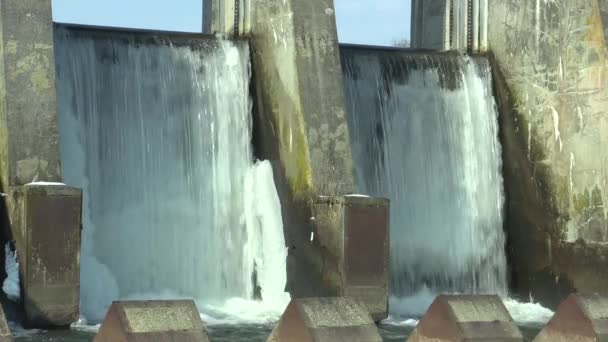 Weir på Morava River, Hydro-electric kraftverk, i vintern fryst vatten med is och istappar snö, Europa — Stockvideo