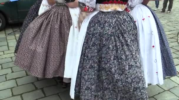 OLOMOUC, REPÚBLICA CHECA, 1 DE ABRIL DE 2018: Mulheres com o traje tradicional popular de Hana nas grandes celebrações pascals feriados em Olomouc na Praça Dolni, povo pascal colorido decorado rendas — Vídeo de Stock