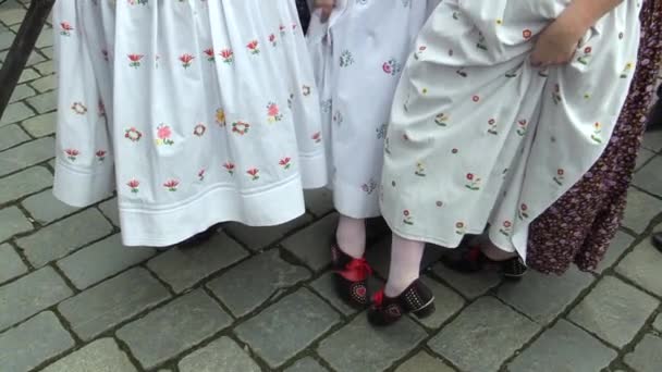 OLOMOUC, REPÚBLICA CHECA, 1 DE ABRIL DE 2018: Las mujeres en el traje tradicional popular de Hana en las grandes fiestas de Pascua en Olomouc en la Plaza Dolni, pueblo pascual encaje coloridamente decorado — Vídeo de stock