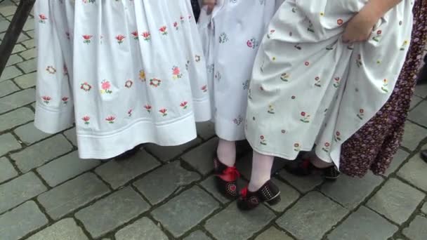 OLOMOUC, REPÚBLICA CHECA, 1 DE ABRIL DE 2018: Mulheres com o traje tradicional popular de Hana nas grandes celebrações pascals feriados em Olomouc na Praça Dolni, povo pascal colorido decorado rendas — Vídeo de Stock