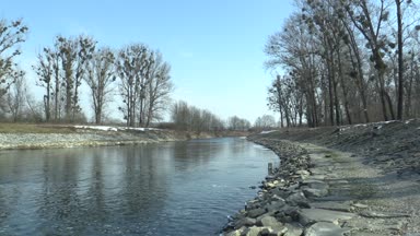 Düzenlenmiş nehir Morava taşkın koruma ile büyük taş ve beton, bankalar artan, sel vadiler bina ve manzara yıkım için katkıda bulunan akış, düzleştirme ölçer