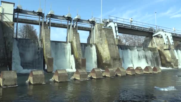 Jazu na rzeka Morawa, Hydro-electric Power Station, w zimie zamrożonej wody z lodem i sople śnieg, Błękitne niebo, Europa — Wideo stockowe