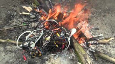 Olomouc, Çek Cumhuriyeti, 20 Mart 2018: plastik elektronik kablolar çöp, yanan ateşi, evsiz, duman hava kirliliği ve ateş siyah, zararlı maddeler ftalatlar, karbon monoksit kanserojen