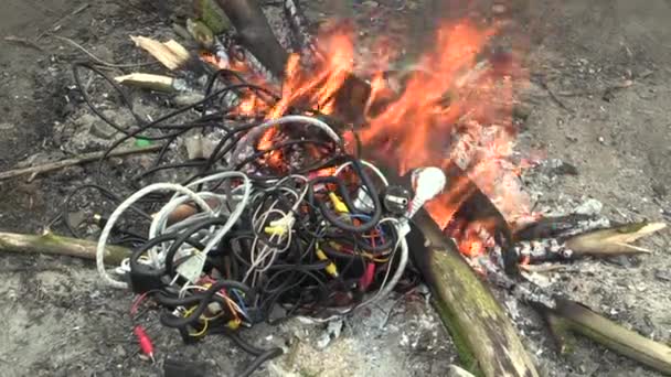 OLOMOUC, REPÚBLICA CHECA, 20 DE MARZO DE 2018: El humo del fuego de las personas sin hogar, la quema de basura de cables electrónicos de plástico, la contaminación del aire y el fuego negro, sustancias nocivas ftalatos, monóxido de carbono cancerígeno — Vídeos de Stock