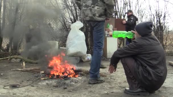 츠, 체코 공화국, 2018 년 3 월 29 일: 불 노숙자의 연기 플라스틱 전자 케이블 쓰레기, 대기오염, 와인 음주 정통 상황 시, 유럽에서 — 비디오
