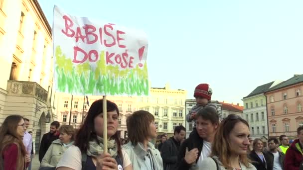 Olomouc, Çek Cumhuriyeti, 9 Nisan 2018: gösteri insanlar kalabalık Başbakan Andrej Babis ve Başkan Zeman Prag, afiş Babis yazıt bin çöp ile karşı — Stok video