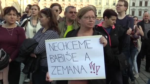 Olomouc, Tsjechië, 9 April 2018: demonstratie van mensen menigte tegen de Minister-president Andrej Babis en president Milos Zeman, een banner met we willen niet Bábis en Zeman — Stockvideo