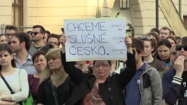 Olomouc, Csehország, 2018. április 9.: bemutató emberek tömeg a miniszterelnök Andrej Babis és elnök Milos Zeman ellen, egy banner a mi akar rendesen Csehország — Stock videók