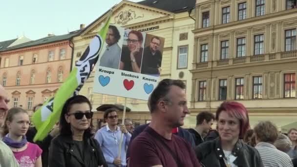 Olomouc, Tschechische Republik, 9. April 2018: Demonstration der Menschen gegen den Ministerpräsidenten andrej babis und den Präsidenten milos zeman, Banner Liebe Herz für kroupa, slonkova und kmeta — Stockvideo