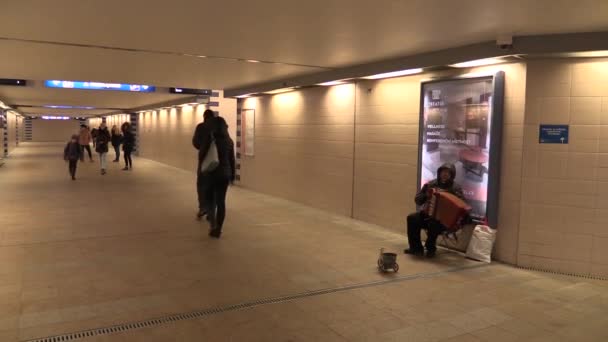 OLOMOUC, REPÚBLICA CHECA, 5 DE MARZO DE 2018: Hombre gitano en la ciudad mendigando dinero en una taza, auténtica música obras de teatro el acordeón armónica, gitano y tzigane cultura, la gente tirar dinero en un mendigo — Vídeos de Stock