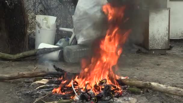 Όλομουτς, Τσεχική Δημοκρατία, 20 Μαρτίου 2018: Η φωτιά καπνός των αστέγων, καίγοντας σκουπίδια πλαστικά ηλεκτρονικά καλώδια, αέρα ρύπανση και τις πυρκαγιές μαύρο, επιβλαβείς ουσίες φθαλικές ενώσεις, μονοξείδιο του άνθρακα που είναι καρκινογόνες — Αρχείο Βίντεο