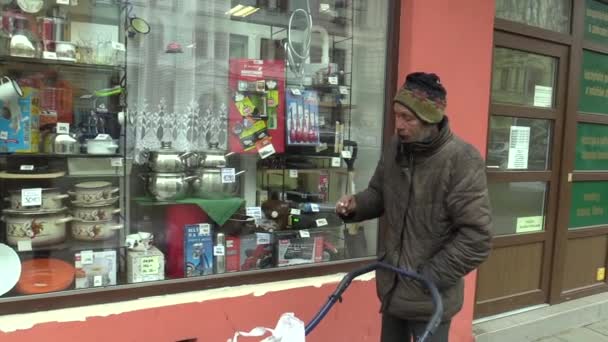 Autêntico pobre sem-teto mão cigarro fuma de uma boca pessoas, fumando com uma carruagem, olhando para a vitrine atrás do vidro — Vídeo de Stock