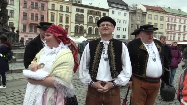 Hombres y mujeres en el traje tradicional popular de Hana en las grandes fiestas de Pascua en Olomouc en la Plaza Dolni, la gente pascual es feliz — Vídeo de stock