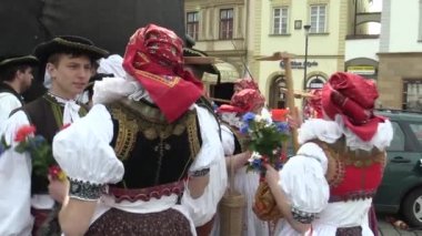 Erkek ve kadında geleneksel halk kostüm Hana büyük Paskalya kutlamaları tatili, Olomouc Dolni meydanında, Paschal insanlar mutlu