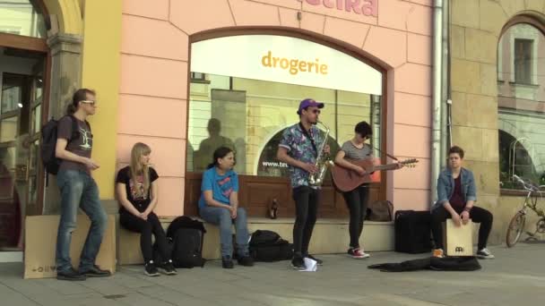 OLOMOUC, CZECH REPUBLIC, APRIL 12, 2018: Street music busking band group playing on saxophone, guitar and drum, begging money on the street city performance buskers, Czech Republic, Eurore — Stock Video