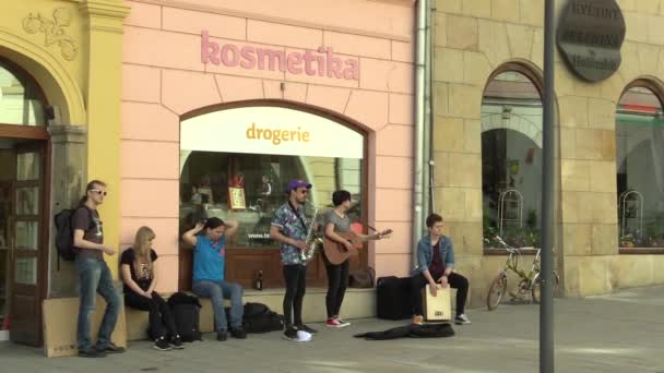 Olomouc, Tjeckien, 12 April 2018: Street musik spelning bandet gruppen spelar på saxofon, gitarr och trumset, tigger pengar på de gatan staden prestanda buskers, Tjeckien, Eurore — Stockvideo