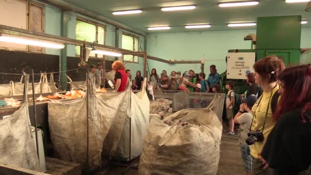 Olomouc, Csehország, április 25, 2018: vonal ipari válogatás különböző típusú műanyag hulladék, kirándulás a nők, férfiak és gyermekek, ökológia oktatás újrahasznosítás — Stock videók