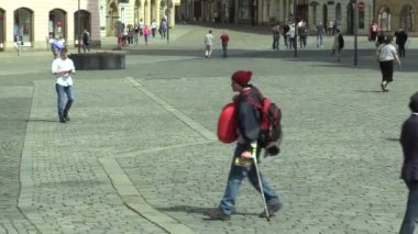 Olomouc, Çek Cumhuriyeti, 12 Nisan 2018: Özürlü adam sırtında bir sırt çantası ile ciddi bir sakatlık ve Fransız koltuk değneği, yürüme, gevşek çok stresli insanlar geçersiz gider