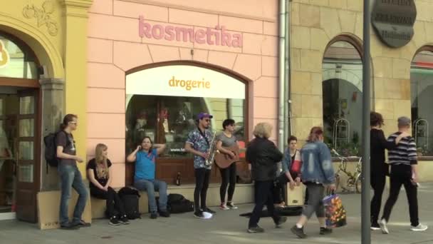 OLOMOUC, REPUBBLICA CECA, 12 APRILE 2018: gruppo di musica di strada che suona su sassofono, chitarra e batteria, implorando soldi per gli artisti di strada, Repubblica Ceca, Eurore — Video Stock