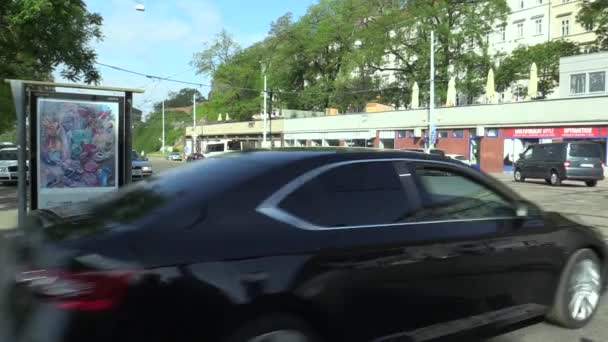 Brno Tsjechië, 2 mei 2018: Luxe auto's Skoda en Audi premier Andrej Babis, vice-voorzitter Richard Brabec, Alena Schillerova e.a. station vertrekken van het Centraal Station van Brno — Stockvideo