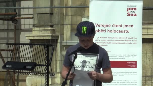 Olomouc, Tsjechië, 12 April 2018: de openbare lezing van slachtoffers van de Holocaust in de stad van Olomouc, mensen staan en lees de namen van slachtoffers op jongen man, doden in de concentratiekampen — Stockvideo