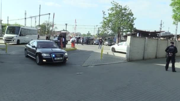 BRNO REPÚBLICA CHECA, 2 DE MAYO DE 2018: Coches de lujo Skoda y el primer ministro de Audi Andrej Babis, el vicepresidente Richard Brabec, Alena Schillerova y otros viajan desde la estación principal de tren de Brno — Vídeos de Stock