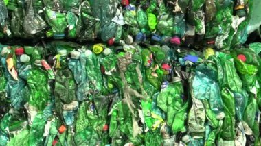 Olomouc, Çek Cumhuriyeti, 25 Nisan 2018: Ayrılmış ve preslenmiş yeşil ve şeffaf plastik şişe geri dönüşüm ve diğer yeni malzemelerin üretim için hazır çevre paket