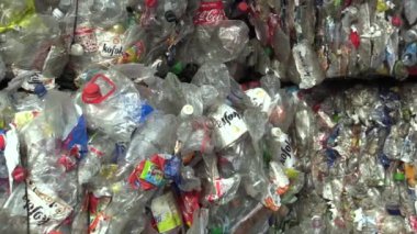 Olomouc, Çek Cumhuriyeti, 25 Nisan 2018: Ayrılmış ve preslenmiş şeffaf plastik şişe geri dönüşüm ve diğer yeni malzemelerin üretim için hazır çevre paket